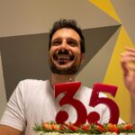 Francisco Soares Instagram - o que fazer com a realização que não se é especial e único? Como navegar num mundo pós-narcisista? Como me contento com a terra quando tanta gente me convenceu que era Deus no céu? Intocável. Resiliente. Corajoso. Após retirar a camada divina do meu ser, deparo-me com as mesmas dores que tinha quando era adolescente. O vazio. A dissociação de tudo o que é real, a constante fantasia e day dreaming de talvez um dia, por obra do acaso, estar num sítio melhor. Mas ao contrário dos meus precoces dias, desta vez estes pensamentos arrecadam com ele uma obrigatoriedade de ação. Tenho agora consciência que se eu próprio não criar esta fantasia, ela nunca irá acontecer. Talvez a vida seja este percurso até à fantasia, ao perfeito. Talvez essa fantasia nem exista, mas o caminho até la nos mostre outras coisas que sejam suficientes para continuar esta viagem. Talvez tenha tempo, ou talvez já vá tarde demais. Talvez seja forte, ou fraco. Talvez seja corajoso ou me tenha acobardado e desistido de mim. Ou talvez seja isso tudo. Uma mixórdia. De qualquer das formas, cá estarei para tentar todas as soluções, beber de todas as fontes que prometam vida eterna. E talvez la no fim, perceba que sempre fui aquilo que mais me quis tornar.