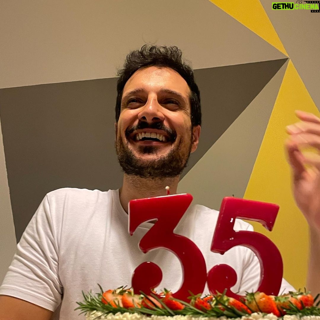 Francisco Soares Instagram - o que fazer com a realização que não se é especial e único? Como navegar num mundo pós-narcisista? Como me contento com a terra quando tanta gente me convenceu que era Deus no céu? Intocável. Resiliente. Corajoso. Após retirar a camada divina do meu ser, deparo-me com as mesmas dores que tinha quando era adolescente. O vazio. A dissociação de tudo o que é real, a constante fantasia e day dreaming de talvez um dia, por obra do acaso, estar num sítio melhor. Mas ao contrário dos meus precoces dias, desta vez estes pensamentos arrecadam com ele uma obrigatoriedade de ação. Tenho agora consciência que se eu próprio não criar esta fantasia, ela nunca irá acontecer. Talvez a vida seja este percurso até à fantasia, ao perfeito. Talvez essa fantasia nem exista, mas o caminho até la nos mostre outras coisas que sejam suficientes para continuar esta viagem. Talvez tenha tempo, ou talvez já vá tarde demais. Talvez seja forte, ou fraco. Talvez seja corajoso ou me tenha acobardado e desistido de mim. Ou talvez seja isso tudo. Uma mixórdia. De qualquer das formas, cá estarei para tentar todas as soluções, beber de todas as fontes que prometam vida eterna. E talvez la no fim, perceba que sempre fui aquilo que mais me quis tornar.