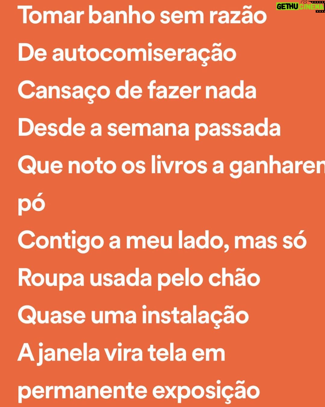 Francisco Soares Instagram - o que fazer com a realização que não se é especial e único? Como navegar num mundo pós-narcisista? Como me contento com a terra quando tanta gente me convenceu que era Deus no céu? Intocável. Resiliente. Corajoso. Após retirar a camada divina do meu ser, deparo-me com as mesmas dores que tinha quando era adolescente. O vazio. A dissociação de tudo o que é real, a constante fantasia e day dreaming de talvez um dia, por obra do acaso, estar num sítio melhor. Mas ao contrário dos meus precoces dias, desta vez estes pensamentos arrecadam com ele uma obrigatoriedade de ação. Tenho agora consciência que se eu próprio não criar esta fantasia, ela nunca irá acontecer. Talvez a vida seja este percurso até à fantasia, ao perfeito. Talvez essa fantasia nem exista, mas o caminho até la nos mostre outras coisas que sejam suficientes para continuar esta viagem. Talvez tenha tempo, ou talvez já vá tarde demais. Talvez seja forte, ou fraco. Talvez seja corajoso ou me tenha acobardado e desistido de mim. Ou talvez seja isso tudo. Uma mixórdia. De qualquer das formas, cá estarei para tentar todas as soluções, beber de todas as fontes que prometam vida eterna. E talvez la no fim, perceba que sempre fui aquilo que mais me quis tornar.