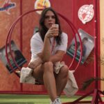 Francisco Soares Instagram - nunca escondi que sofro com ansiedade - ora quando me convidaram para ser host do palco digital do Rock in Rio, tive muitas dúvidas. Por um lado seria um desafio profissional mas por outro a minha ansiedade gritava que seria má ideia. “E se for cringe?” “E se me der um ataque de pânico em cima de palco?” - tudo me passava pela cabeça, mas como já lido com este bicho a algum tempo, sei que por vezes temos de a ignorar. Aceitei, e no ensaio geral estava uma pilha de nervos - acabei a saber que tinha cometido um erro. Não havia volta a dar, estávamos a dois dias do festival e eu tinha-me comprometido, contratualmente, a isto. Acordei, no primeiro dia de festival, preparei-me e la fui. Bebi uma cidra para ver se escondia os nervos - e tentei ao máximo respirar fundo, e fingir que estava tudo bem porque não queria criar mau ambiente para os meus colegas hosts (que tanto gosto). Subi a palco pela primeira vez - e como numa bela cena de filme, os nervos foram-se embora. Porque estava presente, a minha ansiedade dissipou-se e prometi a mim próprio divertir-me com esta experiência. Não vos vou mentir, houve uma ocasião que saí de palco a sentir um mini ataque de pânico a começar - mas isso é okay! Quero que saibam disso! Respirar fundo e saber que passa, SEMPRE - é o segredo. E queria só aproveitar o momento para dizer que estou orgulhoso de mim e da minha prestação - entusiasmado para o próximo fim de semana e pronto para mais e melhor! ❤️ #digitalstage @rockinriolisboa Rock in Rio Lisboa