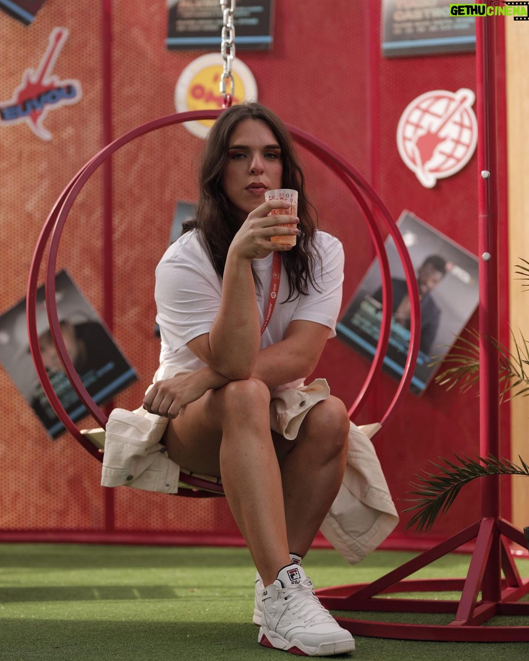Francisco Soares Instagram - nunca escondi que sofro com ansiedade - ora quando me convidaram para ser host do palco digital do Rock in Rio, tive muitas dúvidas. Por um lado seria um desafio profissional mas por outro a minha ansiedade gritava que seria má ideia. “E se for cringe?” “E se me der um ataque de pânico em cima de palco?” - tudo me passava pela cabeça, mas como já lido com este bicho a algum tempo, sei que por vezes temos de a ignorar. Aceitei, e no ensaio geral estava uma pilha de nervos - acabei a saber que tinha cometido um erro. Não havia volta a dar, estávamos a dois dias do festival e eu tinha-me comprometido, contratualmente, a isto. Acordei, no primeiro dia de festival, preparei-me e la fui. Bebi uma cidra para ver se escondia os nervos - e tentei ao máximo respirar fundo, e fingir que estava tudo bem porque não queria criar mau ambiente para os meus colegas hosts (que tanto gosto). Subi a palco pela primeira vez - e como numa bela cena de filme, os nervos foram-se embora. Porque estava presente, a minha ansiedade dissipou-se e prometi a mim próprio divertir-me com esta experiência. Não vos vou mentir, houve uma ocasião que saí de palco a sentir um mini ataque de pânico a começar - mas isso é okay! Quero que saibam disso! Respirar fundo e saber que passa, SEMPRE - é o segredo. E queria só aproveitar o momento para dizer que estou orgulhoso de mim e da minha prestação - entusiasmado para o próximo fim de semana e pronto para mais e melhor! ❤️ #digitalstage @rockinriolisboa Rock in Rio Lisboa