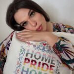 Francisco Soares Instagram - Na minha experiência de vida já me deparei com algumas pessoas, ao longo do tempo, que não entendiam esta ''insistência'' e ''forte'' mensagem de orgulho quando se falava da comunidade LGBTQ. ''Para mim somos todxs iguais'' ouvi vezes sem conta. Ou ''Eu não acredito em rótulos''. Arrisco dizer que se és uma pessoa que acredita que somos todos iguais, e tratados de igual forma, e que rótulos não servem para nada...provavelmente o rótulo que usas na tua vida sempre te serviu e nunca te prejudicou. Nunca te sentiste erradx por seres quem és. E isso tem um peso enorme na vida de uma criança. Eu tenho ORGULHO de ser quem sou porque durante muito tempo senti VERGONHA de ser quem era. Hoje em dia não tenho escolha se não celebrar quem sou, e celebrar toda a gente que se sentiu erradx só por existir. Apesar de doloroso, esse processo de realização começou muito no silêncio, em minha casa, seguro de tudo e de todos. Lembro-me de durante anos vir a correr (literalmente) da escola para casa para conseguir fazer danças à frente do espelho e usar a maquilhagem da minha mãe. Em casa, no meu porto seguro, ninguém me podia julgar. Hoje em dia danço em cima de um palco no Trumps e uso mais maquilhagem que a minha mãe e irmã juntas. Acho que sou uma história de sucesso. Quando marcas me contactam com campanhas com temas ''LGBTQ'' eu fico sempre na dúvida. Tenho noção dos valores comerciais que essas campanhas representam hoje em dia e não tenho paciência para marcas com zero afinidade queer quererem facturar com a nossa comunidade. Mas quando vi a palavra ''IKEA'' fiquei super feliz. Sei que esta é uma marca que há muito tempo se afilia de formas importantes como é exemplo a campanha do saco arco-íris, em que as suas vendas irão reverter para um projecto defensor da comunidade. Por isso, deixo-vos esta foto da minha almofada bordada da @ikeaportugal que veio mesmo a tempo da entrada do mês pride e que representa o orgulho que temos devemos ter em sermos fiéis a nós mesmos, mas também o dever desta comunidade ser casa para todas as pessoas, incluindo e aceitando cada uma como é. #pub #IKEAPortugal #homepridehome