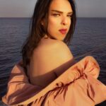 Francisco Soares Instagram - O que é ser mulher? E ser homem? Desde que nasci que nunca me senti totalmente bem no meu próprio corpo. Nem me relacionava com o conjunto de normas esperado do meu “sexo masculino”. Até que percebi que sexo e género são coisas diferentes. Pensei, rapidamente, que então só podia ser transexual. Queria ser mulher. Tudo seria mais fácil e faria mais sentido. Mas afinal o que é ser mulher? Aproveito este Dia da Mulher para reflectir um pouco sobre este assunto. Sim, eu gostava de me arranjar. Mas ser mulher é gostar de maquilhagem e usar saltos? É ser sensível? O que é afinal? Até que se fez luz: eu sou mulher sim, mas também sou homem. Eu sou o Kiko, mas se me tratarem por ela, eu não fico ofendido. Ser considerado mulher não é uma ofensa. Sempre cresci e tive rodeado de mulheres poderosas, destemidas e sempre me inspirei nelas. Foi nas mulheres que encontrei abrigo e compreensão, nas alturas mais negras da minha vida. Elas moldaram-me. Elas tornaram-me...numa delas. Apesar de respeitar imenso a força de todas as pessoas trans que conheço, percebi pouco tempo depois que não fazia sentido para mim passar pela duríssima transição, porque percebi que EU estaria a fazê-lo para encaixar num molde em que a sociedade se sentisse mais confortável. Então disse: que se lixe o molde. Serei ele e serei ela. Serei um ser não binário. Durante toda a minha vida tentaram meter-me numa caixa chata e apertada. Relembro um artigo de uma revista portuguesa que tinha a seguinte manchete: “KikoisHot: Homem ou Mulher? Nenhum” (juro, vejam a 4a foto). Ora, enganaram-se completamente. Eu não sou nenhum, eu sou todos. 💕 Quero deixar um grande obrigado à Papai(a) por me ter confiado esta grande responsabilidade de falar de um dia tão importante...e também à Tatiana, Andreia, Du, Sara e Alexandra Moura por terem embarcado comigo nesta aventura e terem produzido esta sessão incrível. E claro, a vocês: Mesmo quando não me sinto eu próprio, mesmo quando me sinto confusa para que direção estou a ir...sei que não estou a ir sozinho. E sei aquilo que quero e que sempre quis: ser feliz, livre e criar um espaço seguro para todos aqueles, que já se sentiram de parte. 💕💕 Lisbon, Portugal