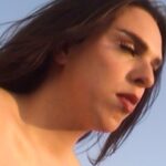 Francisco Soares Instagram - O que é ser mulher? E ser homem? Desde que nasci que nunca me senti totalmente bem no meu próprio corpo. Nem me relacionava com o conjunto de normas esperado do meu “sexo masculino”. Até que percebi que sexo e género são coisas diferentes. Pensei, rapidamente, que então só podia ser transexual. Queria ser mulher. Tudo seria mais fácil e faria mais sentido. Mas afinal o que é ser mulher? Aproveito este Dia da Mulher para reflectir um pouco sobre este assunto. Sim, eu gostava de me arranjar. Mas ser mulher é gostar de maquilhagem e usar saltos? É ser sensível? O que é afinal? Até que se fez luz: eu sou mulher sim, mas também sou homem. Eu sou o Kiko, mas se me tratarem por ela, eu não fico ofendido. Ser considerado mulher não é uma ofensa. Sempre cresci e tive rodeado de mulheres poderosas, destemidas e sempre me inspirei nelas. Foi nas mulheres que encontrei abrigo e compreensão, nas alturas mais negras da minha vida. Elas moldaram-me. Elas tornaram-me...numa delas. Apesar de respeitar imenso a força de todas as pessoas trans que conheço, percebi pouco tempo depois que não fazia sentido para mim passar pela duríssima transição, porque percebi que EU estaria a fazê-lo para encaixar num molde em que a sociedade se sentisse mais confortável. Então disse: que se lixe o molde. Serei ele e serei ela. Serei um ser não binário. Durante toda a minha vida tentaram meter-me numa caixa chata e apertada. Relembro um artigo de uma revista portuguesa que tinha a seguinte manchete: “KikoisHot: Homem ou Mulher? Nenhum” (juro, vejam a 4a foto). Ora, enganaram-se completamente. Eu não sou nenhum, eu sou todos. 💕 Quero deixar um grande obrigado à Papai(a) por me ter confiado esta grande responsabilidade de falar de um dia tão importante...e também à Tatiana, Andreia, Du, Sara e Alexandra Moura por terem embarcado comigo nesta aventura e terem produzido esta sessão incrível. E claro, a vocês: Mesmo quando não me sinto eu próprio, mesmo quando me sinto confusa para que direção estou a ir...sei que não estou a ir sozinho. E sei aquilo que quero e que sempre quis: ser feliz, livre e criar um espaço seguro para todos aqueles, que já se sentiram de parte. 💕💕 Lisbon, Portugal