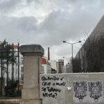 Francisco Soares Instagram - Este ano fui às maiores profundezas do meu ser, mergulhei em àguas turvas, lutei e nadei vezes sem conta, em direção a qualquer vislumbre de terra. Culpei-me de não ser melhor, mais forte, mais resistente, mais racional, lutei contra vicios, de pensamento, de substâncias, de auto-boicote. lutei, e lutei, até que não tive mais forças e deixei-me levar pela corrente, que me levou, sem piedade, para alto mar. Neste alto mar chorei, gritei, senti-me injustiçado, pequeno, não amado. Enquanto tombava de rocha em rocha, fui reparando no meu reflexo, que as àguas profundas, porém limpas, me mostravam. E depois de analisar e querer esconder cada defeito que via, não tive outra escolha se não olhar de frente. E todas as imperfeições que me esforcei tanto para esconder, de repente me pareceram feridas de guerra que ganhei orgulho em ter. Estou a tentar o meu melhor, e pela primeira vez, pareceu-me suficiente. Pela primeira vez senti compaixão por mim próprio, reconheci a criança indefesa e dei-lhe a mão, garantido-lhe que me tinha tornado agora alguém que ela se sentiria segura a caminhar lado a lado. Não foi fácil, nem nunca será, mas não luto mais contra correntes.