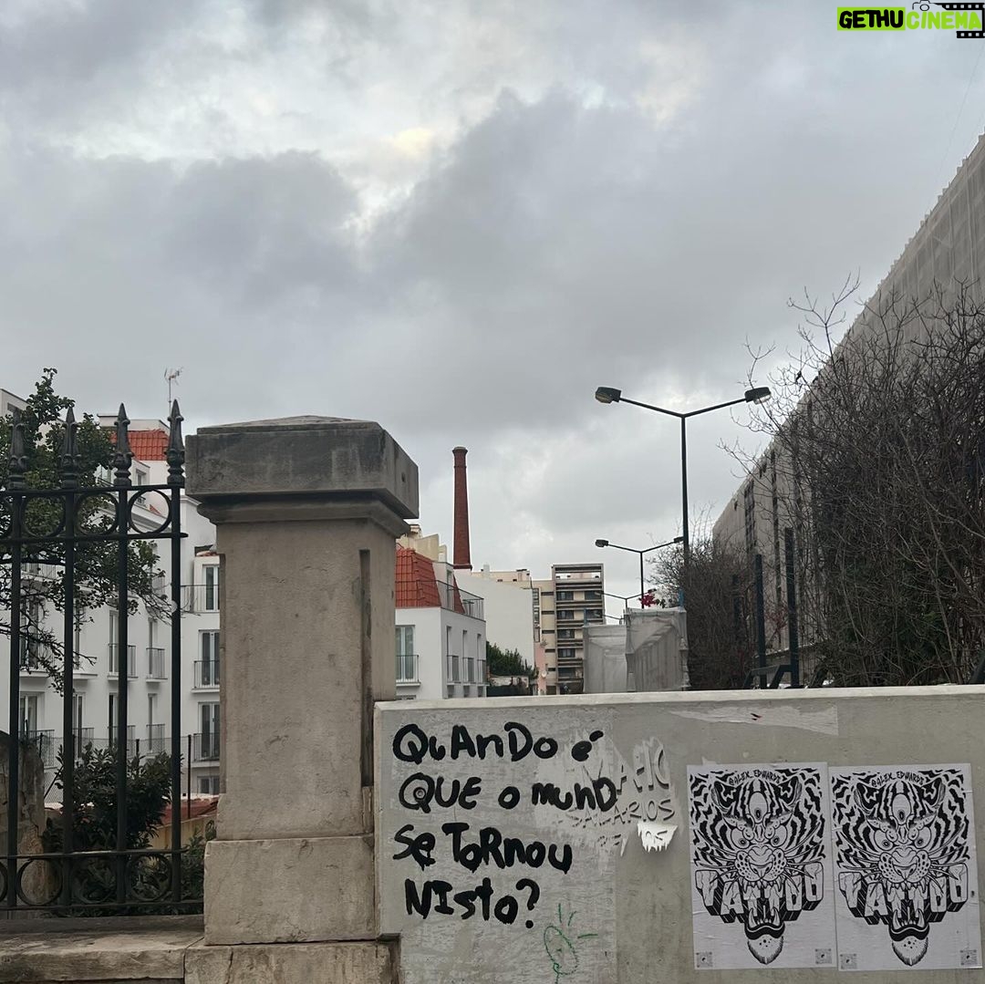 Francisco Soares Instagram - Este ano fui às maiores profundezas do meu ser, mergulhei em àguas turvas, lutei e nadei vezes sem conta, em direção a qualquer vislumbre de terra. Culpei-me de não ser melhor, mais forte, mais resistente, mais racional, lutei contra vicios, de pensamento, de substâncias, de auto-boicote. lutei, e lutei, até que não tive mais forças e deixei-me levar pela corrente, que me levou, sem piedade, para alto mar. Neste alto mar chorei, gritei, senti-me injustiçado, pequeno, não amado. Enquanto tombava de rocha em rocha, fui reparando no meu reflexo, que as àguas profundas, porém limpas, me mostravam. E depois de analisar e querer esconder cada defeito que via, não tive outra escolha se não olhar de frente. E todas as imperfeições que me esforcei tanto para esconder, de repente me pareceram feridas de guerra que ganhei orgulho em ter. Estou a tentar o meu melhor, e pela primeira vez, pareceu-me suficiente. Pela primeira vez senti compaixão por mim próprio, reconheci a criança indefesa e dei-lhe a mão, garantido-lhe que me tinha tornado agora alguém que ela se sentiria segura a caminhar lado a lado. Não foi fácil, nem nunca será, mas não luto mais contra correntes.