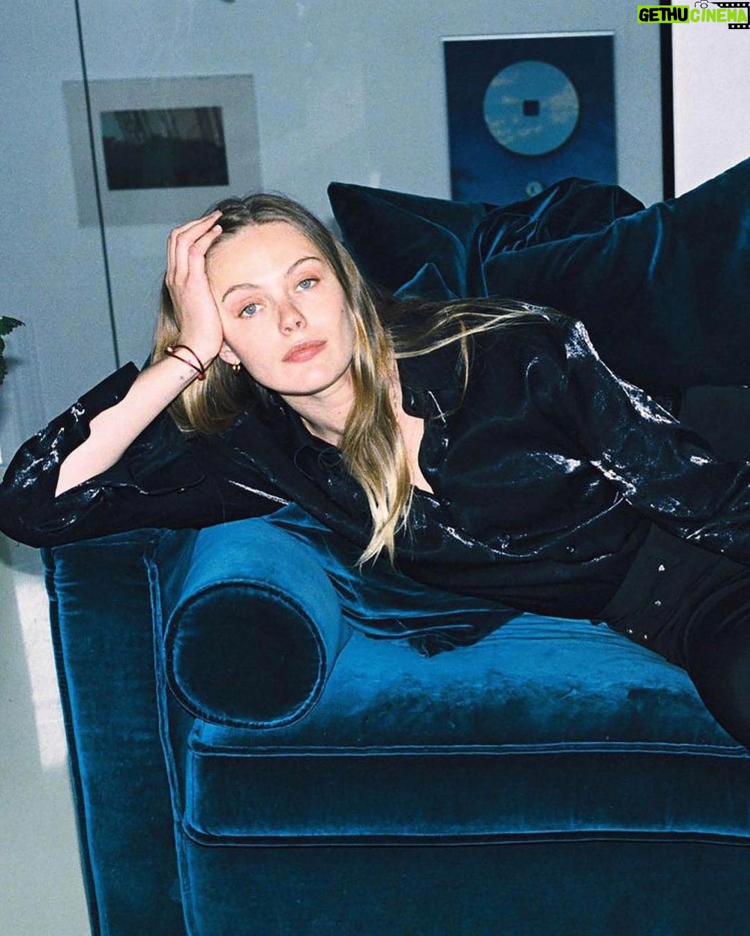 Frida Gustavsson Instagram - ~ loved talking to Tom Pattinson at @voguescandinavia about my upcoming film โTigersโ aswell as filming in Ireland, learning to fight and all things inbetween. Shot by my genius friend @kimberly_ihre ๐ ๐ง๐ปโโ๏ธ #voguescandinavia #tigrar