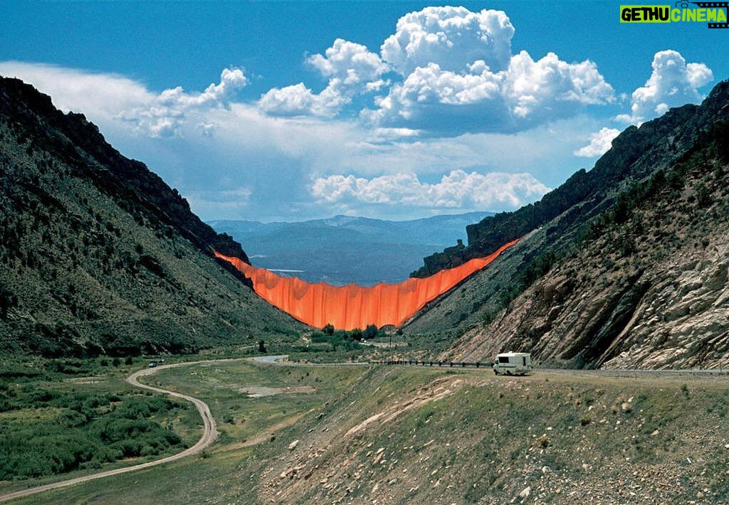 Frida Gustavsson Instagram - Valley Curtain, Rifle, Colorado, 1970-72 by Christo and Jean-Claude 🧡