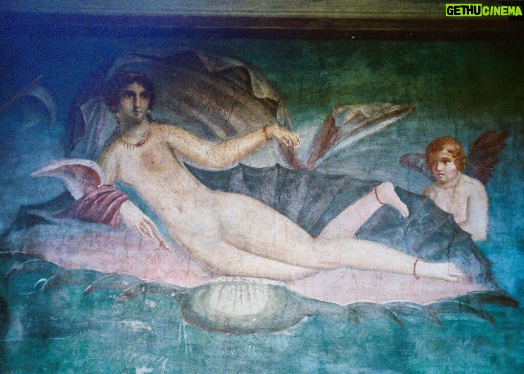 Frida Gustavsson Instagram - I have always been drawn to Venus, the patron godess of Pompeii and the erotic sphere. Arisen from the deep ocean on a shell; born as a product of her father Ouranus' severed genitals being thrown into the sea (!), she is the foam-born godess and rich-crowned Cytherea called Aphrodite by gods and men. Here she gently rests on a mural on the back wall of the peristyle of Casa della Venere in conchiglia in Pompeii. Her depiction serves, to me, as a beautiful reminder that powerful women can arise from the most challenging circumstances. A true masterpiece 🐚❤️