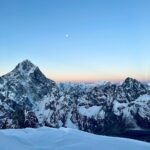 Frida Gustavsson Instagram – 05:38 and sunrise over the Himalayas at about 5700m/18.700feet. 

The first warmth of the sun peeking over Mount Everest, illuminating the most gorgeous and dramatic landscape streching as far as the eye can see. A quiet moment of stillness and reflection, one that I will never forget.

Mother Earth is incredible 💙