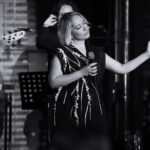 Gülçin Ergül Instagram - Sizce en başta kaçıncı fotograf olmalıydı? 😂 Dün gece bizimle eğlenen herkese teşekkürler you were amazing. @jalupro Styling: @sanarangrazz @seebe.istanbul Designer: @nazlisadeghiofficial Photos: @burcingezen Esma Sultan Yalısı