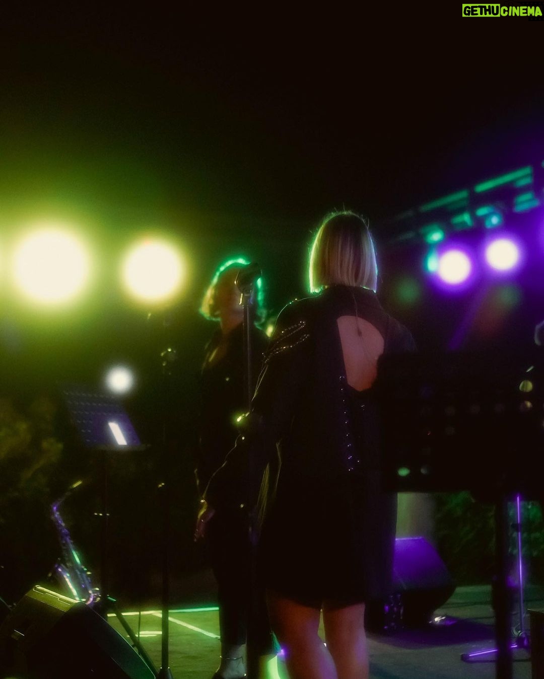 Gülçin Ergül Instagram - Another Marvy Night we had. 💁🏼♀️⭐️ Club Marvy’deki performanslarımızdan biri daha güzel geçti. Bizimle olan herkese teşekkür ederiz. Tekrar buluşmak dileğiyle… Styling: @sanarangrazz Photos: @ahmet.hll15