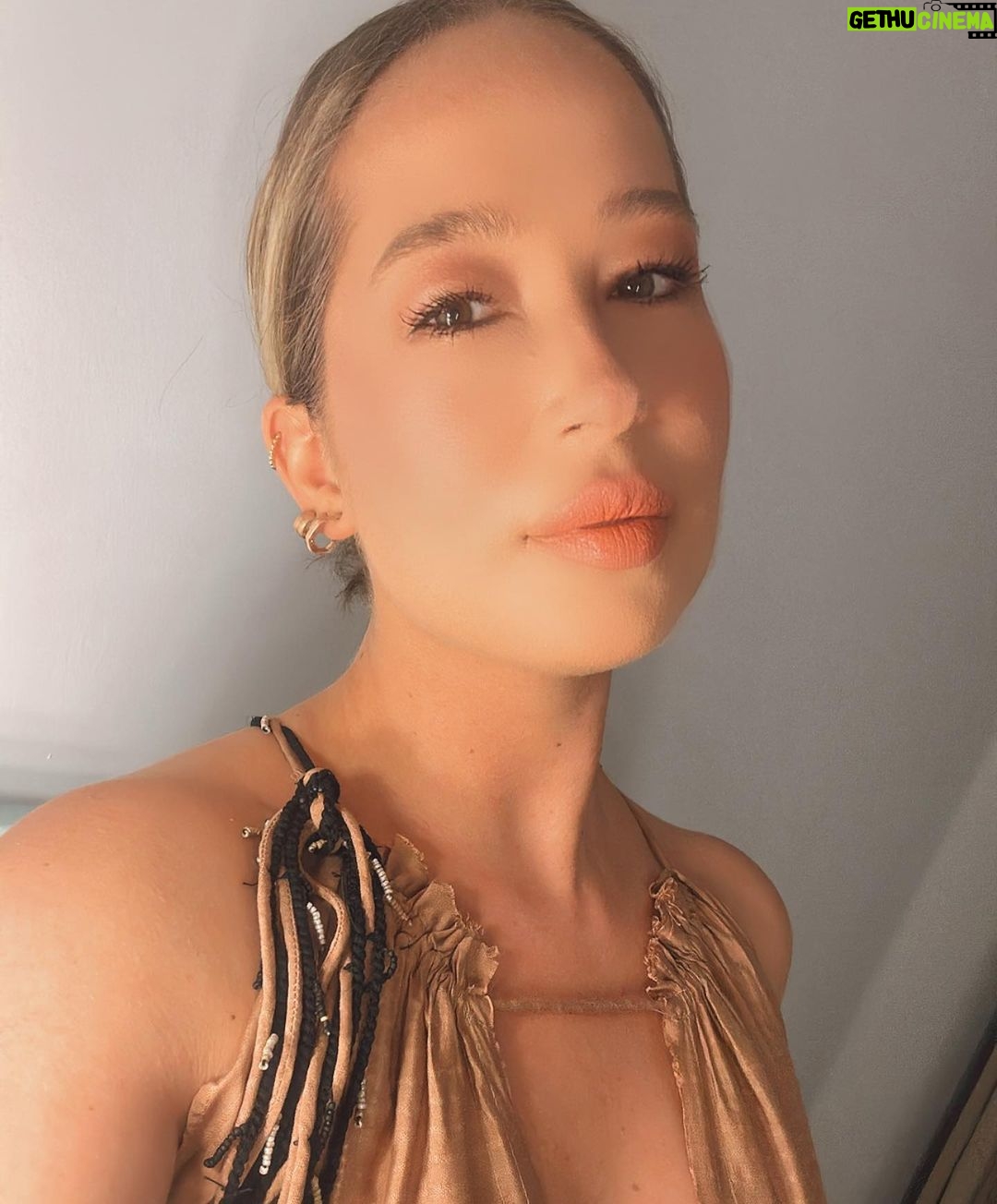 Gülçin Ergül Instagram - Kimse beni çekemeyince selfie manyağına nasıl dönüştüm, kaydır bakalım… Tanıdık geldiyse çift tıkla; bir kalp bırak 😆👍🏻❤️ #survivalmood