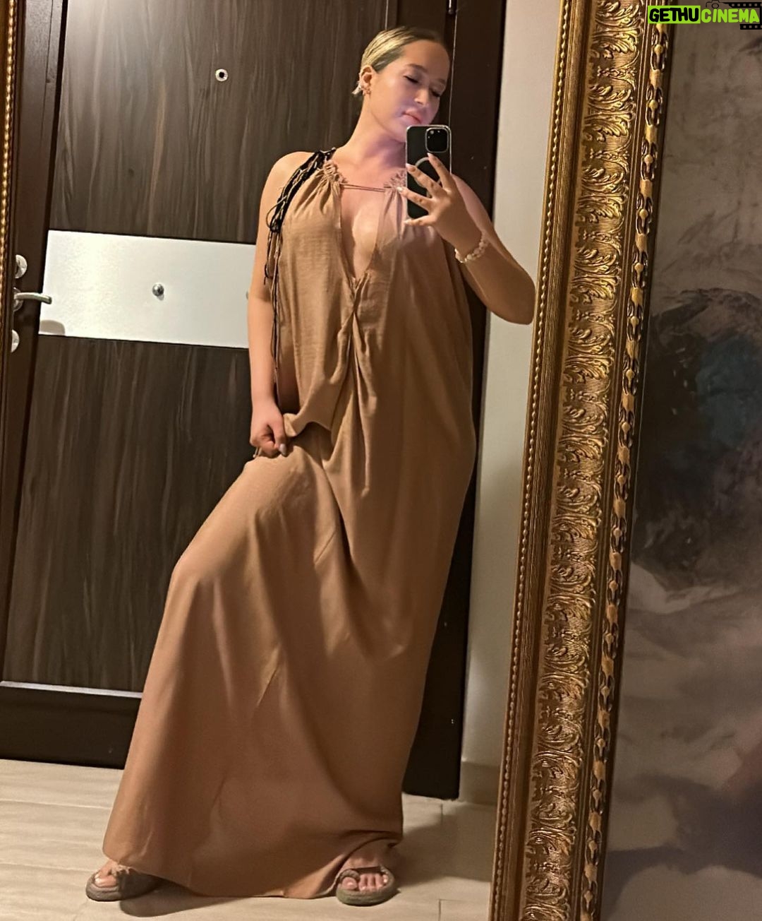 Gülçin Ergül Instagram - Kimse beni çekemeyince selfie manyağına nasıl dönüştüm, kaydır bakalım… Tanıdık geldiyse çift tıkla; bir kalp bırak 😆👍🏻❤️ #survivalmood