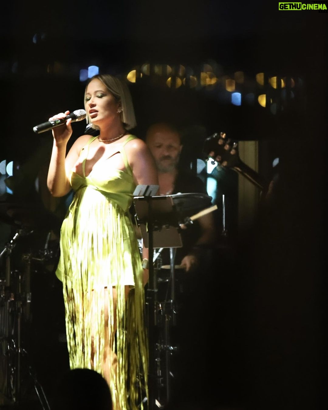 Gülçin Ergül Instagram - @sax.turkiye performansımızdan arda kalanlar… @sixsenseskocatasmansions @burcingezen