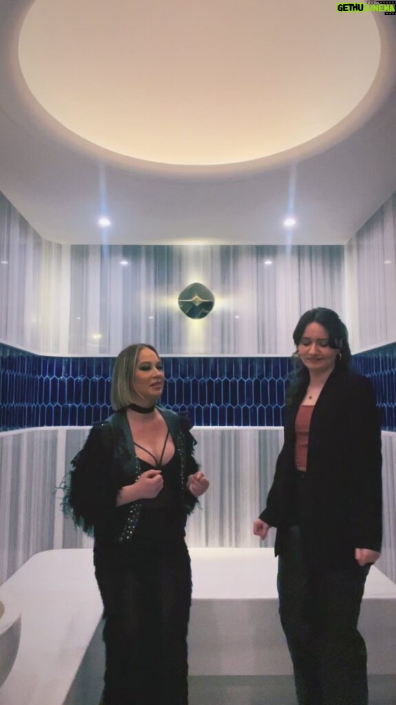 Gülçin Ergül Instagram - Throw back to hammam vibes… 🤣 @oykusings Wyndham Hotel İstanbul