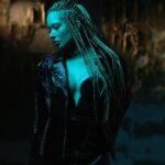 Gülçin Ergül Instagram - Drama Queen şarkım, size sunacağım pozitif vibe’lı şarkıların tabanı olacak diye kabul edin. ✌🏻Tam anlamıyla geçtiğimiz her aşama, bugünkü bizi altınla yapıştırılmış biblolar kadar değerli yapıyor. Ve hepimiz hayatın öğretilerini farklı biçimlerde yaşıyoruz bu yüzden asla yalnız değiliz.