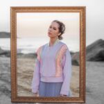 Gülçin Ergül Instagram - Benim gibi müzikle yaşayan kişiler en büyük acılarını da sevinçleri gibi müzikle yaşıyorlar. Yaratıcı sanat terapisinin ne kadar mühim olduğunu hayatımın her evresinde bizzat deneyimliyorum; psikolojiyi iyiye götüren, güç veren bir faaliyet. Ürettikçe kendimizi tanır, duygularımızı izler, tanımlar, kabullenişe doğru adım atar ve bir nebze hafifler ve şifalanırız bence. Ve bu sürece tanık olan, güç veren, hisseden herkesle oluşan bağımız çok değerli. Kalpten teşekkürler. 🙏🏻🦋 Bu üretimde katkısı olan tüm ekibimize de sonsuz teşekkürler. Fotoğraf: @metinkuscu Styling: @jefirt Saç-Makyaj: @royasarvari_beauty Kostüm: @manimani.official Aksesuar: @ecru.atelier @laprendapr