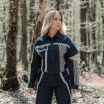 Gülçin Ergül Instagram - Klibimiz trendlerde yükselmeye devam ediyor. Güzel yorumlarınızı okuyoruz 🦋 Teşekkür ederiz 🙏🏻 Fotoğraf: @metinkuscu Styling: @jefirt Saç-Makyaj: @royasarvari_beauty Kostüm: @manimani.official