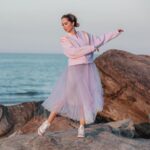 Gülçin Ergül Instagram - “Gökyüzü Çağırdı Aşkı” Bana ve tüm ekibimize güç olan destekleyici her yorumunuz, her paylaşımınız için, dinleyici ve izleyicilerimize çok teşekkür ederim. Birlikte daha güçlüyüz. Fotoğraf: @metinkuscu Styling: @jefirt Saç-Makyaj: @royasarvari_beauty Kostüm: @manimani.official Aksesuar: @ecru.atelier @laprendapr