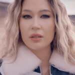Gülçin Ergül Instagram - “Gökyüzü Çağırdı Aşkı” isimli şarkımın video klibi YouTube kanalımda yayında! 🦋 17 yıllık müzik kariyerimin 27.klibi olmasının yanı sıra kalbimdeki yeri her zaman çok özel olacak klibim. Emeği geçen, destekleyen, dinleyen, yorum yazan ve paylaşan herkese çok teşekkür ediyorum. Söz-Müzik: @gencoecer Düzenleme: @metehankoseoglu Elektrik Gitar: @metehankoseoglu Mix-Mastering: @celilyavuz Radyo-Basın PR: @izprdanismanlik Dijital PR: @1semiharslan Şirket: @dmccomtr @samsundemir @delvindogrular @turkanbulbul @taygagedik @senselen @yesimpdegirmenci @merveerabay @gozdeucmk Yönetmen: @ahmetcantekin Görüntü yönetmeni: @varol Yardımcı yönetmen: @karasurer Prodüksiyon: @umittokat Işık: @kazarhalil Kurgu: @79ratiofilm Renk: @flodpost VFX: @murathanaksoz Klip fotoğrafları: @metinkuscu Kapak fotoğrafı: @safagulsoy Artwork: @ahmetterziogluu Styling: @jefirt Saç-Makyaj: @royasarvari_beauty Oyuncu: @ahmetfarukyilmazz Tasarımcılar: @manimani.official @whenever.company @ecru.atelier @giziaofficial @laprendapr Teşekkürler: @suleymanyuksel1973 @ebrutwn @revnaylmaz @esragursesofficial #GülçinErgül