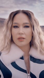 Gülçin Ergül Instagram - “Gökyüzü Çağırdı Aşkı” isimli şarkımın video klibi YouTube kanalımda yayında! 🦋 17 yıllık müzik kariyerimin 27.klibi olmasının yanı sıra kalbimdeki yeri her zaman çok özel olacak klibim. Emeği geçen, destekleyen, dinleyen, yorum yazan ve paylaşan herkese çok teşekkür ediyorum. Söz-Müzik: @gencoecer Düzenleme: @metehankoseoglu Elektrik Gitar: @metehankoseoglu Mix-Mastering: @celilyavuz Radyo-Basın PR: @izprdanismanlik Dijital PR: @1semiharslan Şirket: @dmccomtr @samsundemir @delvindogrular @turkanbulbul @taygagedik @senselen @yesimpdegirmenci @merveerabay @gozdeucmk Yönetmen: @ahmetcantekin Görüntü yönetmeni: @varol Yardımcı yönetmen: @karasurer Prodüksiyon: @umittokat Işık: @kazarhalil Kurgu: @79ratiofilm Renk: @flodpost VFX: @murathanaksoz Klip fotoğrafları: @metinkuscu Kapak fotoğrafı: @safagulsoy Artwork: @ahmetterziogluu Styling: @jefirt Saç-Makyaj: @royasarvari_beauty Oyuncu: @ahmetfarukyilmazz Tasarımcılar: @manimani.official @whenever.company @ecru.atelier @giziaofficial @laprendapr Teşekkürler: @suleymanyuksel1973 @ebrutwn @revnaylmaz @esragursesofficial #GülçinErgül