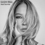 Gülçin Ergül Instagram - “Gökyüzü Çağırdı Aşkı” 29 Nisan Cuma günü tüm dijital platformlarda yayında! 🦋 Söz-Müzik: @gencoecer Düzenleme: @metehankoseoglu Mix-Mastering: @celilyavuz Radyo ve Basın PR: @izprdanismanlik Fotoğraf: @safagulsoy Artwork: @ahmetterziogluu Saç-Makyaj: @royasarvari_beauty Koordinatör: @jefirt @dmccomtr @samsundemir @delvindogrular @taygagedik @yesimpdegirmenci @senselen @turkanbulbul @merveerabay @gozdeucmk #gülçinergül