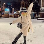 Gülçin Ergül Instagram - Let it snow, let it snow, let it #snow… Geçmişi kucaklayıp kalbimde taşıyarak, geleceğe her ne olursa olsun yaşama sevinciyle bakmaya gayret ederek, karda bir dans pozumuz olmasın mı? Hiçbir şey tamamen pozitif ya da tamamen negatif olmadı. Her şey aslında gri; bazen koyu gri, bazen açık gri… Ve bu gerçeği bilmek hayatı daha gerçekçi kılıyor.