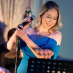 Gülçin Ergül Instagram - Müzikle hayata bağlanan biri olarak; uzun zaman sonra sahnede olmanın en güzel şifa olduğunu bir kez daha tecrübe ettik diyebilirim. 🙏🏻🎤 Photos: @sizensengor Styling: @jefirt Hair-Mua: @royasarvari_beauty Dress: @cengizakturkofficial Accessories: @goldberk Sait Halim Paşa Yalısı