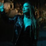 Gülçin Ergül Instagram - Drama Queen şarkım, size sunacağım pozitif vibe’lı şarkıların tabanı olacak diye kabul edin. ✌🏻Tam anlamıyla geçtiğimiz her aşama, bugünkü bizi altınla yapıştırılmış biblolar kadar değerli yapıyor. Ve hepimiz hayatın öğretilerini farklı biçimlerde yaşıyoruz bu yüzden asla yalnız değiliz.