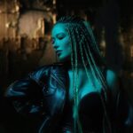Gülçin Ergül Instagram - Drama Queen şarkım, size sunacağım pozitif vibe’lı şarkıların tabanı olacak diye kabul edin. ✌🏻Tam anlamıyla geçtiğimiz her aşama, bugünkü bizi altınla yapıştırılmış biblolar kadar değerli yapıyor. Ve hepimiz hayatın öğretilerini farklı biçimlerde yaşıyoruz bu yüzden asla yalnız değiliz.