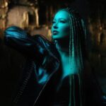 Gülçin Ergül Instagram - Drama Queen şarkım, size sunacağım pozitif vibe’lı şarkıların tabanı olacak diye kabul edin. ✌🏻Tam anlamıyla geçtiğimiz her aşama, bugünkü bizi altınla yapıştırılmış biblolar kadar değerli yapıyor. Ve hepimiz hayatın öğretilerini farklı biçimlerde yaşıyoruz bu yüzden asla yalnız değiliz.