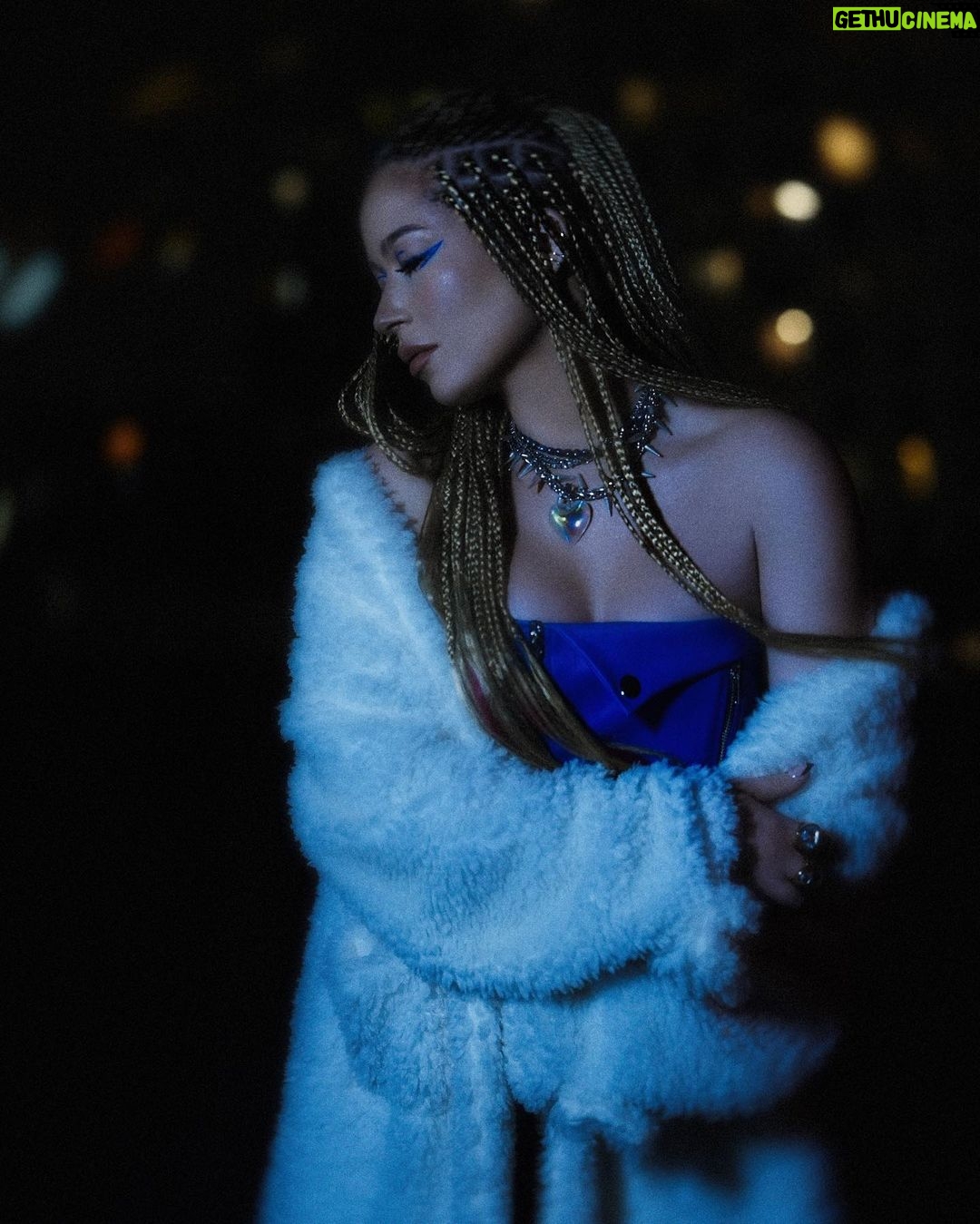 Gülçin Ergül Instagram - Kör eden aşkla şimdi görürüm… Photos: @muratjoker Styling: @jefirt Hair: @ersinkoose Mua: @royasarvari_beauty Designers: @basaklaofficial @eclectic_concept @seebe.istanbul Accessories: @lesbebesdesign