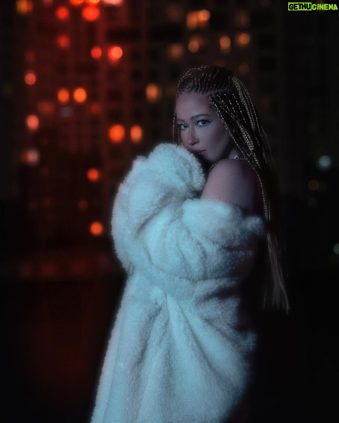 Gülçin Ergül Instagram - Kör eden aşkla şimdi görürüm… Photos: @muratjoker Styling: @jefirt Hair: @ersinkoose Mua: @royasarvari_beauty Designers: @basaklaofficial @eclectic_concept @seebe.istanbul Accessories: @lesbebesdesign