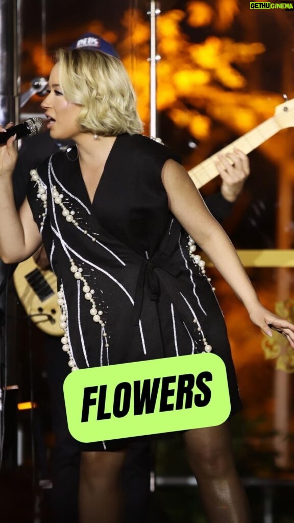 Gülçin Ergül Instagram - Flowers - Miley Cyrus modundayız 💐 Esma Sultan Yalısı