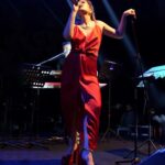 Gülçin Ergül Instagram - Lady in reddd is singing for you. 💃🏼 Fotoğraf: @kiarmin Styling: @jefirt Saç-Makyaj: @royasarvari_beauty Elbise: @happytowear_ Ayakkabı: @ilvi_official @hazalcrowley @duygugzbyk