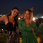 Gülçin Ergül Instagram - Geçen hafta #TheCityIsYours partisinde bizimle eğlenen ve bu güzel etkinlikte emeği geçen herkese teşekkür ederiz! 💚 Styling: @jefirt Kostüm: @nocturne @lappartist Aksesuar: @goldberk Mua: @royasarvari_beauty @hazalcrowley @duygugzbyk
