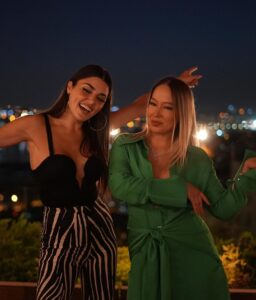 Gülçin Ergül Instagram - Geçen hafta #TheCityIsYours partisinde bizimle eğlenen ve bu güzel etkinlikte emeği geçen herkese teşekkür ederiz! 💚 Styling: @jefirt Kostüm: @nocturne @lappartist Aksesuar: @goldberk Mua: @royasarvari_beauty @hazalcrowley @duygugzbyk