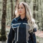 Gülçin Ergül Instagram - Klibimiz trendlerde yükselmeye devam ediyor. Güzel yorumlarınızı okuyoruz 🦋 Teşekkür ederiz 🙏🏻 Fotoğraf: @metinkuscu Styling: @jefirt Saç-Makyaj: @royasarvari_beauty Kostüm: @manimani.official