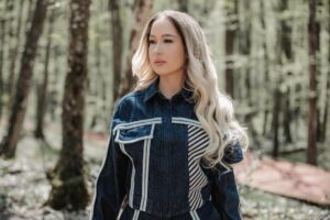 Gülçin Ergül Instagram - Klibimiz trendlerde yükselmeye devam ediyor. Güzel yorumlarınızı okuyoruz 🦋 Teşekkür ederiz 🙏🏻

Fotoğraf: @metinkuscu
Styling: @jefirt
Saç-Makyaj: @royasarvari_beauty
Kostüm: @manimani.official