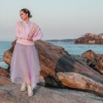 Gülçin Ergül Instagram - “Gökyüzü Çağırdı Aşkı” Bana ve tüm ekibimize güç olan destekleyici her yorumunuz, her paylaşımınız için, dinleyici ve izleyicilerimize çok teşekkür ederim. Birlikte daha güçlüyüz. Fotoğraf: @metinkuscu Styling: @jefirt Saç-Makyaj: @royasarvari_beauty Kostüm: @manimani.official Aksesuar: @ecru.atelier @laprendapr