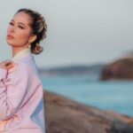 Gülçin Ergül Instagram - “Gökyüzü Çağırdı Aşkı” Bana ve tüm ekibimize güç olan destekleyici her yorumunuz, her paylaşımınız için, dinleyici ve izleyicilerimize çok teşekkür ederim. Birlikte daha güçlüyüz. Fotoğraf: @metinkuscu Styling: @jefirt Saç-Makyaj: @royasarvari_beauty Kostüm: @manimani.official Aksesuar: @ecru.atelier @laprendapr