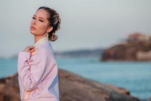 Gülçin Ergül Instagram - “Gökyüzü Çağırdı Aşkı”
Bana ve tüm ekibimize güç olan destekleyici her yorumunuz, her paylaşımınız için, dinleyici ve izleyicilerimize çok teşekkür ederim. Birlikte daha güçlüyüz. 

Fotoğraf: @metinkuscu
Styling: @jefirt
Saç-Makyaj: @royasarvari_beauty
Kostüm: @manimani.official 
Aksesuar: @ecru.atelier @laprendapr