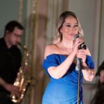Gülçin Ergül Instagram - Müzikle hayata bağlanan biri olarak; uzun zaman sonra sahnede olmanın en güzel şifa olduğunu bir kez daha tecrübe ettik diyebilirim. 🙏🏻🎤 Photos: @sizensengor Styling: @jefirt Hair-Mua: @royasarvari_beauty Dress: @cengizakturkofficial Accessories: @goldberk Sait Halim Paşa Yalısı