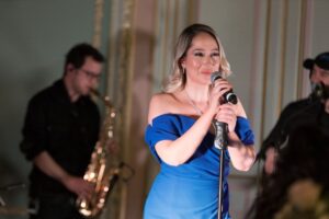 Gülçin Ergül Instagram - Müzikle hayata bağlanan biri olarak; uzun zaman sonra sahnede olmanın en güzel şifa olduğunu bir kez daha tecrübe ettik diyebilirim. 🙏🏻🎤 Photos: @sizensengor Styling: @jefirt Hair-Mua: @royasarvari_beauty Dress: @cengizakturkofficial Accessories: @goldberk Sait Halim Paşa Yalısı