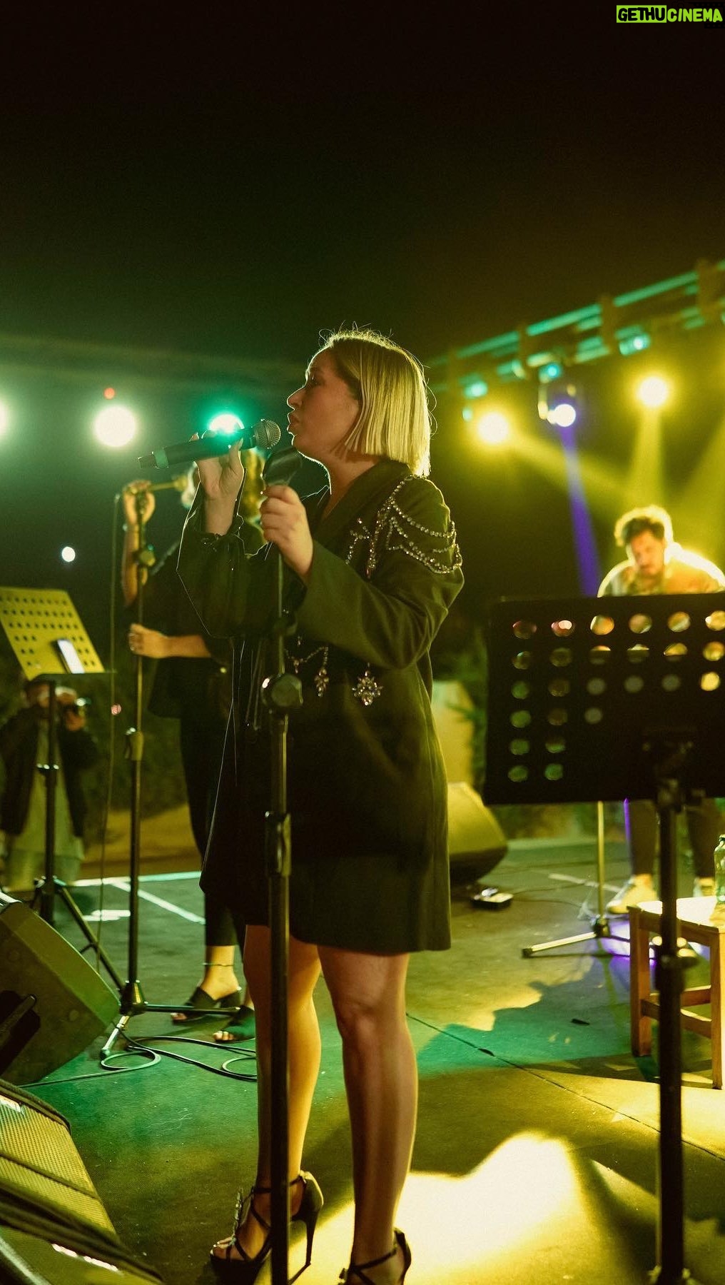 Gülçin Ergül Instagram - Club Marvy’de bir sezonun daha sonuna yaklaştık. Bize keyifle eşlik eden dinleyicilerimize çok teşekkürler. Yine buluşmak dileğiyle… 💕Thanks for having us. 💕 @ristmanagement @ahmet.hll15 @clubmarvy @sanarangrazz