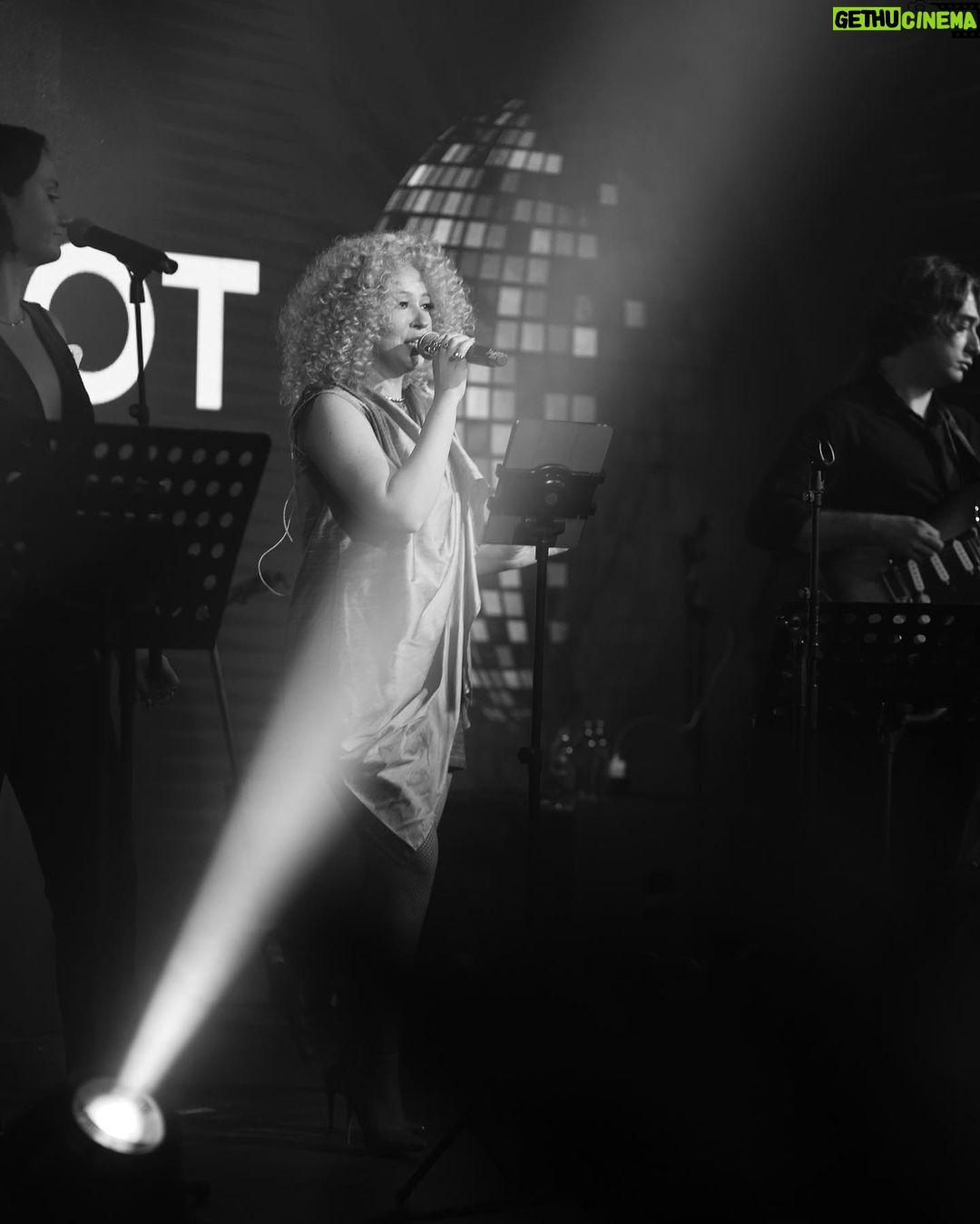 Gülçin Ergül Instagram - “70’s disco party” konseptli Hublot için özel hazırladığımız playlistimiz ile oldukça güzel bir gece geçirdik. ✌🏻Thanks for having us. Fotograflar: @burcingezen Styling: @seebe.istanbul @sanarangrazz dress: @lokalss Soho House Istanbul