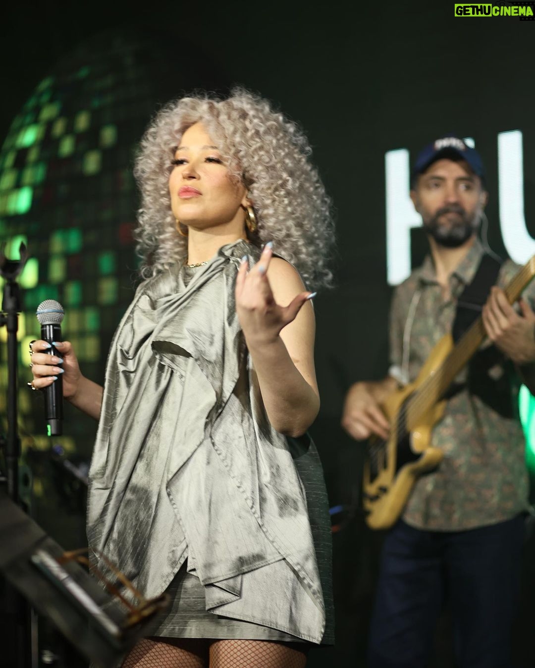 Gülçin Ergül Instagram - “70’s disco party” konseptli Hublot için özel hazırladığımız playlistimiz ile oldukça güzel bir gece geçirdik. ✌🏻Thanks for having us. Fotograflar: @burcingezen Styling: @seebe.istanbul @sanarangrazz dress: @lokalss Soho House Istanbul