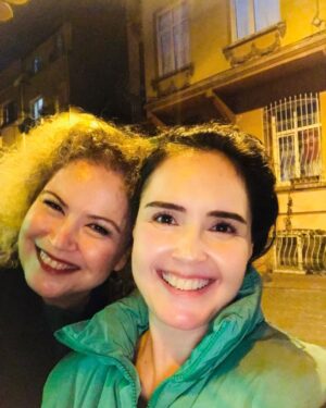 Güzin Alkan Instagram - Mahalledeyiz @gulsumalkanofficial #rika #cihangir @erkansenofficial 
#beyoğlu #istiklal #tünel #galata #perşembe 💕✨✨🎈🎈🥳🥳