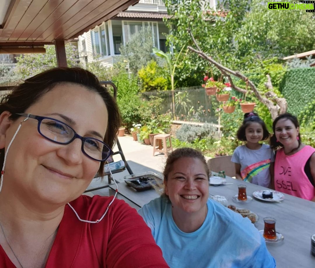 Güzin Alkan - 1.8K Likes - Yıllarca görüşmesek de buluştuğumuz an kaldığımız yerden devam ederiz 💖💖💖🎈🎈🎈 @dyaruc @gulsumalkanofficial #güzelbahçe #izmir #dost #dostlık #buluşma #ziyafet #yaz🏖☀️☀️☀️⛱🌞🌞🌞